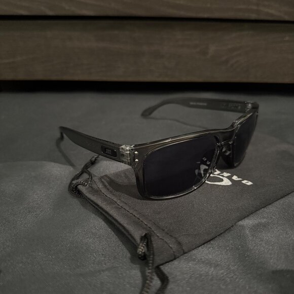 Oakley Holbrook Smoke Gray Polished Mens Sunglasses 9102 Black Lenses - Picture 3 of 8